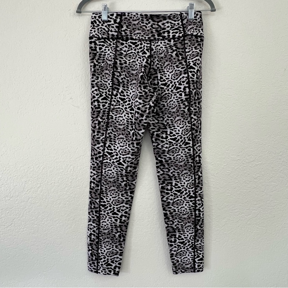 Betsey Johnson Performance Snow Leopard Cropped Leggings Tights Women’s‎ Medium - Picture 4 of 9